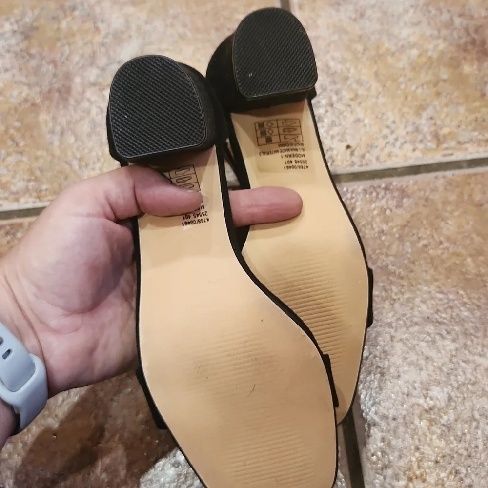 Pierre Dumas black velvet feel heels women's size 6 EUC